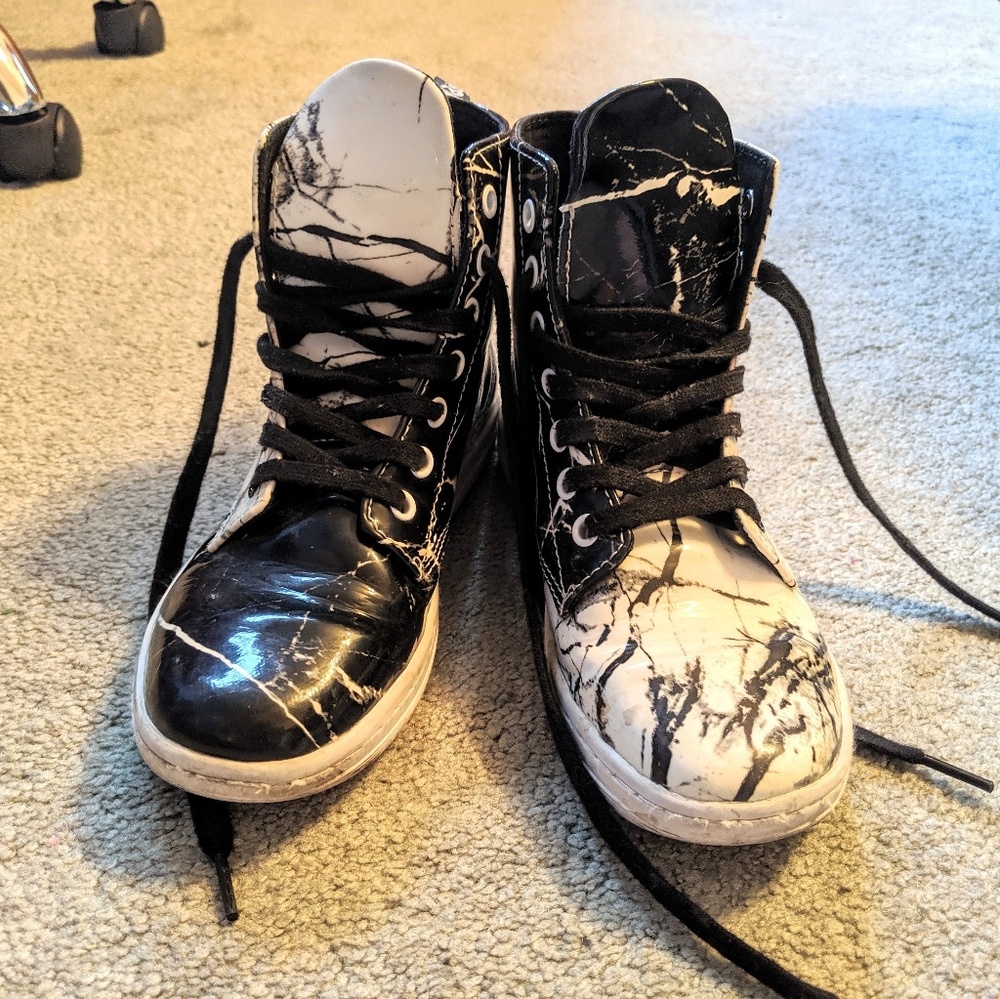 AVAILABLE Marble sneakers Dr. Martens sz 5 Leyton